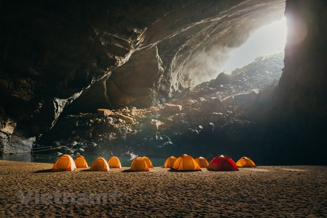  Cắm trại ở hang Én. (Nguồn: Oxalis Adventures/Vietnam+)