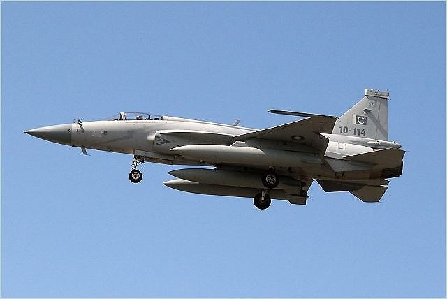 JF-17 được trang bị radar c&oacute; thể theo d&otilde;i 10 mục ti&ecirc;u c&ugrave;ng l&uacute;c v&agrave; ti&ecirc;u diệt đồng thời 2 mục ti&ecirc;u.