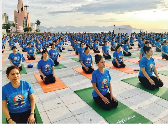 Ngày Quốc tế Yoga do Bảo Việt Nhân thọ tổ chức thu hút hàng ngàn người tham dự