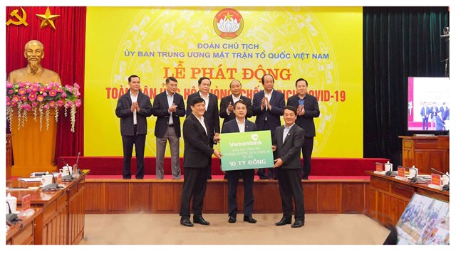 Thủ tướng Nguyễn Xu&acirc;n Ph&uacute;c v&agrave; c&aacute;c đại biểu chứng kiến Vietcombank ủng hộ 10 tỷ đồng cho c&ocirc;ng t&aacute;c ph&ograve;ng, chống COVID-19 &nbsp;