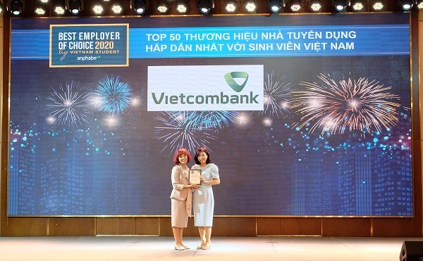 Đại diện Vietcombank nhận chứng nhận Top 50 Thương hiệu Nh&agrave; tuyển dụng hấp dẫn nhất với sinh vi&ecirc;n Việt Nam năm 2020