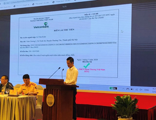 Đại diện Bảo hiểm x&atilde; hội Việt Nam giới thiệu dịch vụ thanh to&aacute;n trực tuyến tr&ecirc;n cổng Dịch vụ c&ocirc;ng Quốc gia qua Vietcombank.