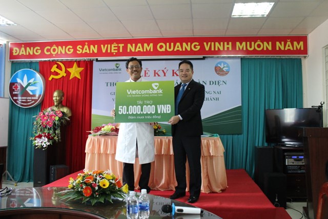 Vietcombank Đ&ocirc;ng Đồng Nai trao tặng 50 triệu đồng để x&acirc;y dựng bếp ăn t&igrave;nh thương tại Bệnh viện đa khoa khu vực Long Kh&aacute;nh