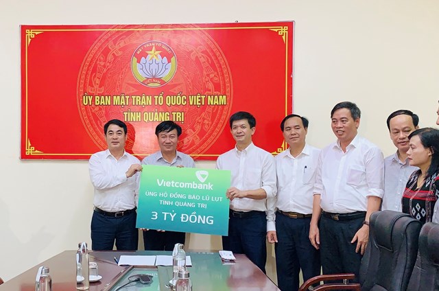Vietcombank ủng hộ đồng bào miền Trung 11 tỷ đồng - Ảnh 1