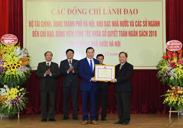 Thứ trưởng Đỗ Ho&agrave;ng Anh Tuấn trao tặng Bằng khen cho tập thể c&ocirc;ng chức KBNN H&agrave; Nội.