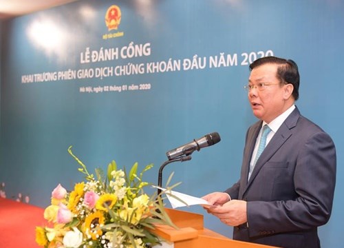 Bộ trưởng Bộ Tài chính Đinh Tiến Dũng phát biểu tại Lễ đánh cồng.