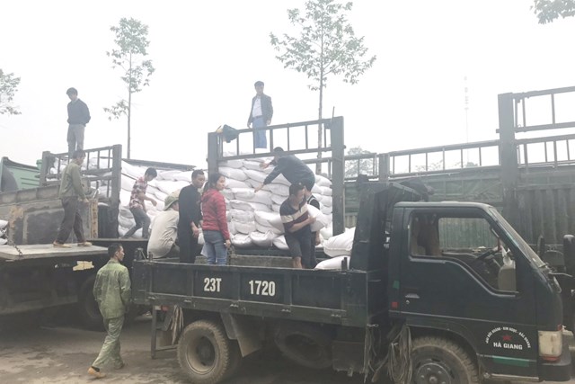 Người dân xã Tân An - huyện Chiêm Hoá nhận gạo hỗ trợ Tết Nguyên đán