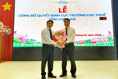 Phó Tổng cục trưởng Tổng cục Thuế Nguyễn Thế Mạnh trao quyết định cho ông Nguyễn Văn Thủy.