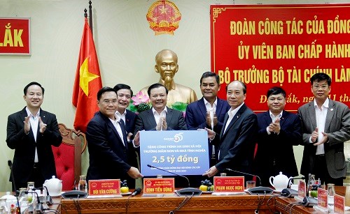  Bộ Tài chính tặng tỉnh Đắk Lắk 2,5 tỷ đồng để xây trường mầm non và 10 căn nhà tình nghĩa tại địa phương.