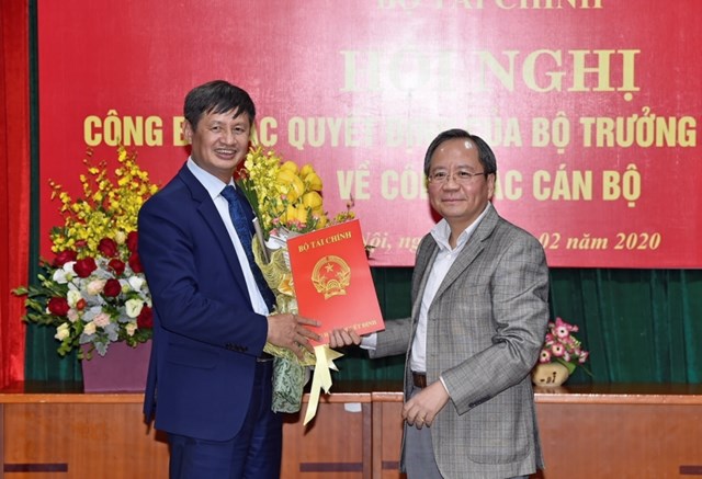 Thứ trưởng Bộ Tài chính Đỗ Hoàng Anh Tuấn trao Quyết định nghỉ hưu  cho Chánh Thanh tra Trần Văn Vượng.