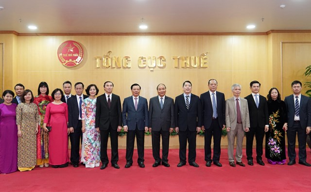 Thủ tướng Chính phủ Nguyễn Xuân Phúc và Bộ trưởng Bộ Tài chính Đinh Tiến Dũng cùng tập thể Lãnh đạo Tổng cục Thuế Bộ Tài chính