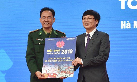 Ban tổ chức trao tất cả ấn phẩm trưng bày tại Hội báo cho bộ đội Hải quân nhân dân Việt Nam.