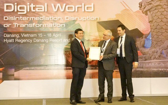 Ông Nguyễn Thanh Đạm - Tổng Giám đốc Vietlott nhận Giấy chứng nhận cấp độ 2 Chơi có trách nhiệm của Hiệp hội xổ số thế giới (WLA).