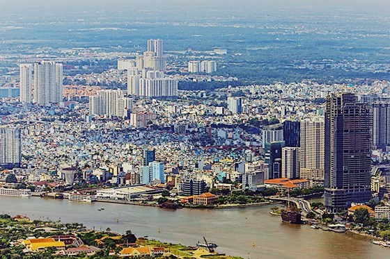 Lần đâu tiên, bạn sẽ có thể ngắm nhìn những địa danh nổi tiếng của Sài Gòn như: Sông Sài Gòn, Bến Nhà Rồng... từ một góc nhìn hoàn toàn khác biệt. 