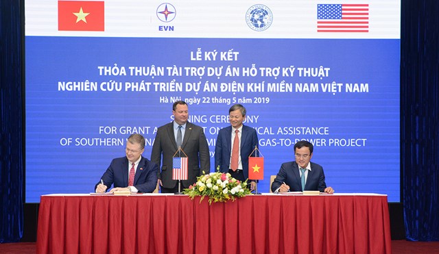 Đại sứ Hoa Kỳ Daniel Kritenbrink v&agrave; Chủ tịch HĐTV EVN Dương Quang Th&agrave;nh chứng kiến lễ k&yacute;.