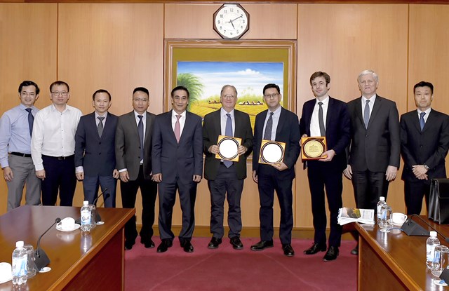 Thứ trưởng Trần Xuân Hà và các Giám đốc điều hành Ngân hàng phát triển Châu Á (ADB).