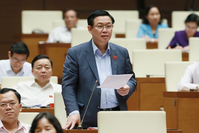 Phó Thủ tướng Vương Đình Huệ phát biểu trước Quốc hội. 