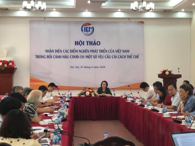 Quang cảnh Hội thảo “Nhận diện các điểm nghẽn phát triển của Việt Nam trong bối cảnh hậu COVID-19: Một số yêu cầu cải cách thể chế
