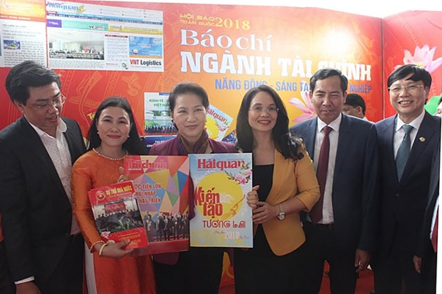 Đồng chí Nguyễn Thị Kim Ngân, Ủy viên Bộ Chính trị, Chủ tịch Quốc hội thăm gian triển lãm báo chí ngành Tài chính.