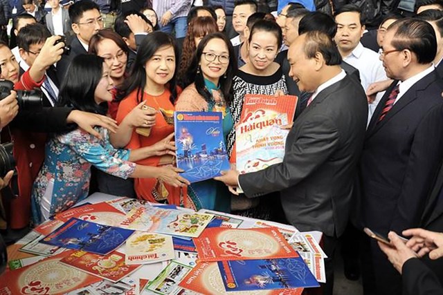 Thủ tướng Nguyễn Xuân Phúc và Nguyên Tổng bí thư Nông Đức Mạnh thăm gian triển lãm báo chí ngành Tài chính.