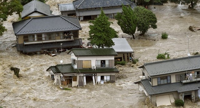 hơn 1 triệu người ở miền Nam Nhật Bản đ&atilde; được lệnh sơ t&aacute;n khi khu vực n&agrave;y bị mưa lớn với lượng mưa kỷ lục.