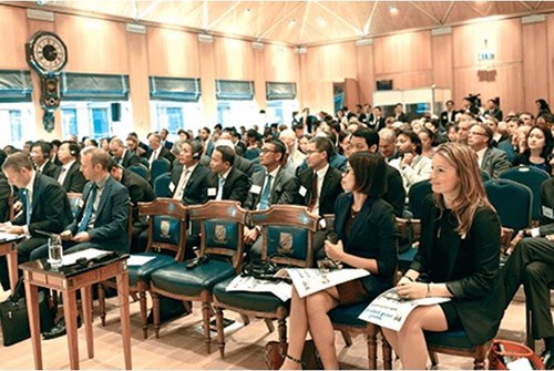 Hội nghị thu hút đông đảo các nhà đầu tư nước ngoài tham dự, tìm hiểu thông tin và cơ hội đầu tư kinh doanh ở Việt Nam.