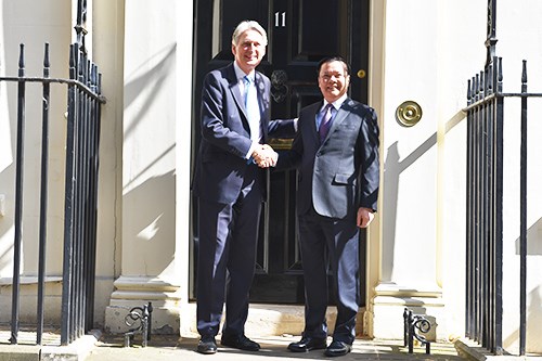 Bộ trưởng Đinh Tiến Dũng thăm và làm việc với Ngài Bộ trưởng Bộ Ngân khố Anh Philip Hammond.