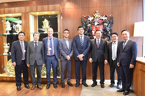 Bộ trưởng Đinh Tiến Dũng (thứ 3, từ phải qua) cùng các thành viên Đoàn công tác Bộ Tài chính chụp ảnh lưu niệm với lãnh đạo Sở GDCK London.