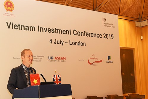 Ngài Đại sứ Anh tại Việt Nam Gareth Ward phát biểu và bày tỏ ấn tượng về Việt Nam tại hội nghị.