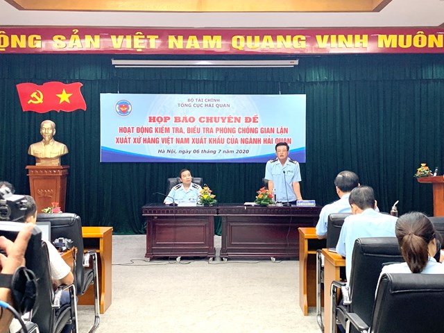 Ông Nguyễn Tiến Lộc, Cục trưởng Cục Kiểm tra sau thông quan (Tổng cục Hải quan) cung cấp thông tin tại Họp báo. 