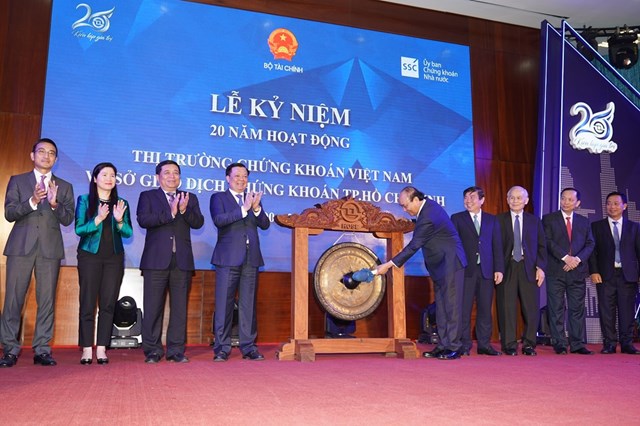 tại buổi lễ, Thủ tướng Nguyễn Xuân Phúc cho rằng, thị trường chứng khoán là “phong vũ biểu” của nền kinh tế; là bộ phận quan trọng của kinh tế thị trường, với vai trò là một kênh huy động vốn quan trọng và hiệu quả của nền kinh tế.