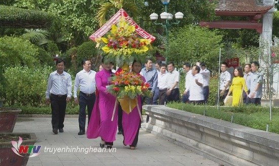 Bộ trưởng Bộ Tài chính Đinh Tiến Dũng cùng đoàn công tác về dâng hoa, dâng hương tại Khu Di tích Kim Liên, Nam Đàn.