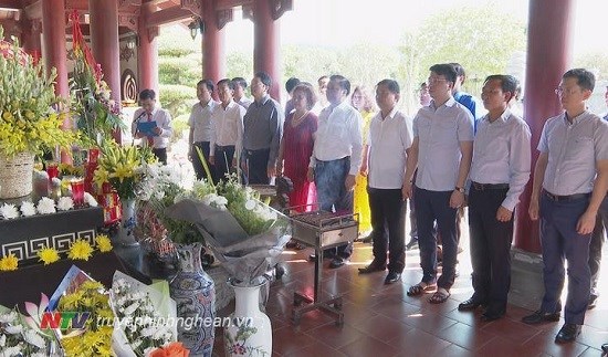 Bộ trưởng Bộ Tài chính Đinh Tiến Dũng cùng đoàn công tác dâng hoa, dâng hương tại Khu mộ chung của các anh hùng liệt sỹ.
