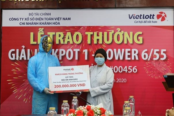 Tỷ phú Vietlott nộp ngân sách Khánh Hòa, từ thiện, hỗ trợ chống dịch covid-19 hơn 12 tỷ đồng - Ảnh 2