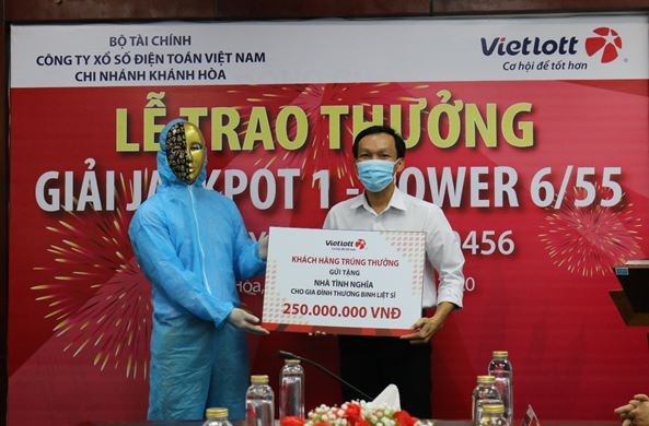 Tỷ phú Vietlott nộp ngân sách Khánh Hòa, từ thiện, hỗ trợ chống dịch covid-19 hơn 12 tỷ đồng - Ảnh 1