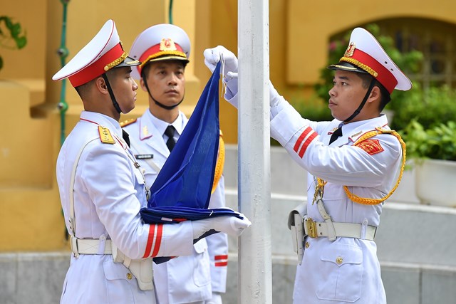 Các chiến sĩ tiêu binh chuẩn bị làm Lễ thượng cờ ASEAN.
