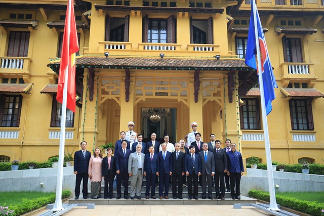 Các đại biểu Việt Nam và quốc tế tại Lễ thượng cờ ASEAN.