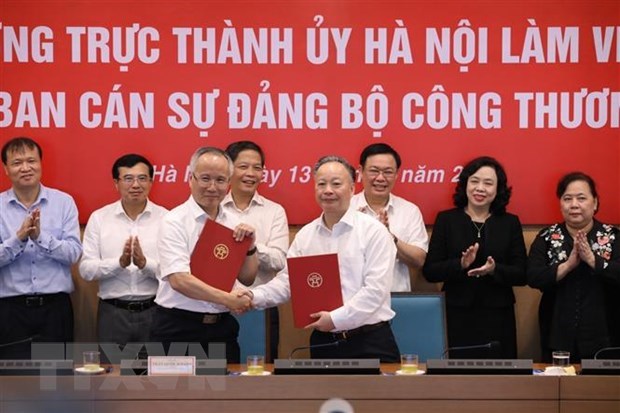 Lễ ký kết thông báo Hội nghị và biên bản ghi nhớ hợp tác giữa Bộ Công Thương và UBND thành phố Hà Nội.