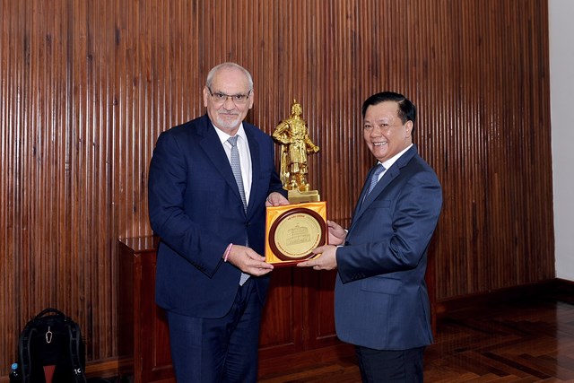 Bộ trưởng Đinh Tiến Dũng tặng quà lưu niệm cho Tổng giám đốc IFC.