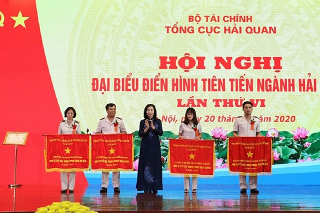 Thứ trưởng Bộ T&agrave;i ch&iacute;nh Vũ Thị Mai thừa ủy quyền Thủ tướng Ch&iacute;nh phủ trao Cờ thi đua của Ch&iacute;nh phủ cho c&aacute;c đơn vị ng&agrave;nh Hải quan.