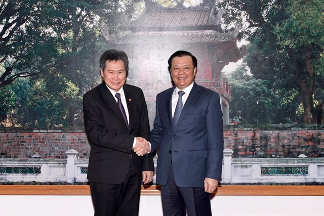 Bộ trưởng Đinh Tiến Dũng chào mừng Tổng Thư ký ASEAN Lim Jock Hoi  sang thăm và làm việc với Bộ Tài chính Việt Nam.