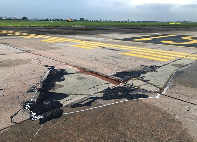 Bộ Giao thông vận tải cho rằng việc sửa chữa đường băng sân bay là cấp bách.