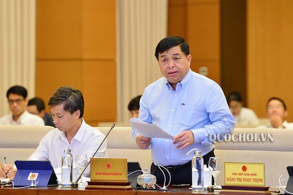 Bộ trưởng Bộ Kế hoạch và Đầu tư Nguyễn Chí Dũng trình dự án Luật Đầu tư theo hình thức đối tác công tư (PPP) tại phiên họp.