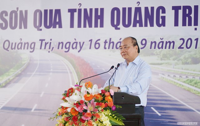 Thủ tướng Nguyễn Xuân Phúc phát lệnh khởi công xây dựng dự án tuyến cao tốc Cam Lộ-La Sơn.