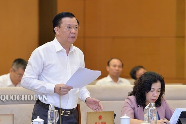 Bộ trưởng Bộ Tài chính Đinh Tiến Dũng trình bày tờ trình tại phiên họp.