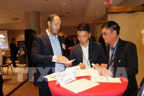 Các doanh nghiệp Canada trao đổi, tìm hiểu và tìm kiếm cơ hội hợp tác với các doanh nghiệp ngành công nghiệp phụ trợ của Việt Nam tại hội thảo. 