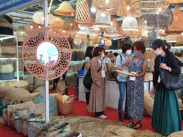 Hội chợ quốc tế Quà tặng hàng thủ công mỹ nghệ Hà Nội 2020 do Sở Công Thương Hà Nội tổ chức đã tạo điều kiện cho người tiêu dùng mua sắm các sản phẩm chất lượng.