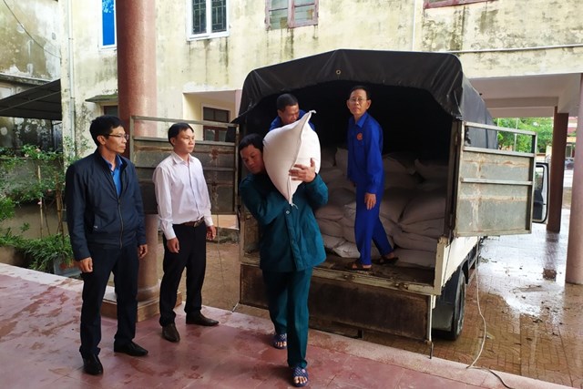 Kiểm tra công tác tiếp nhận gạo hỗ trợ tại UBND Phường Đại Nài - Thành phố Hà Tĩnh.