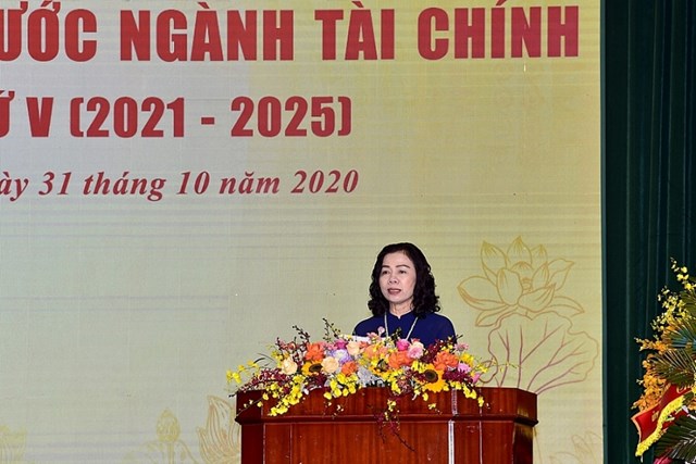 Thứ trưởng Bộ Tài chính Vũ Thị Mai đã đọc Quyết tâm thư của Đại hội thi đua yêu nước ngành Tài chính lần thứ V.
