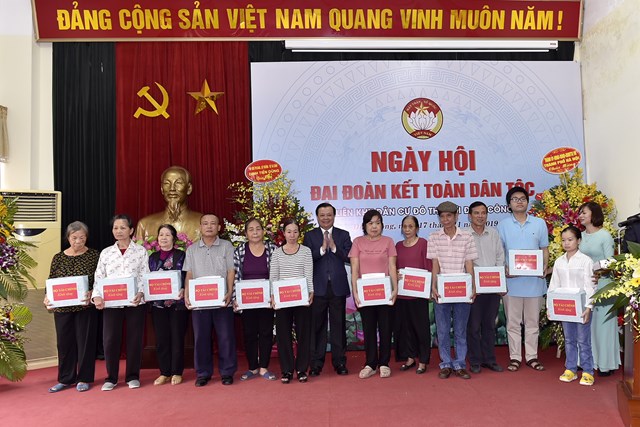 Bộ trưởng Đinh Tiến Dũng trao quà tặng các gia đình hô nghèo, cận nghèo phường Định Công.